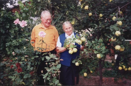 Супруги Дударевы в своем саду